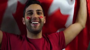 Kanadalı adam Kanada bayrağı ile kutluyor