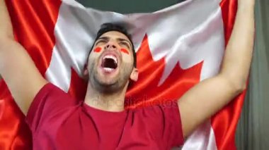 Kanadalı adam Kanada bayrağı ile kutluyor