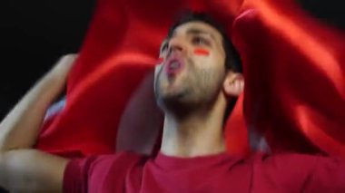 Türk adam Türkiye bayrağı ile kutluyor