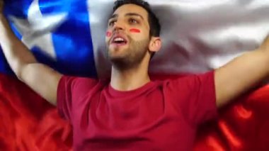 Şili adam Şili bayrağı ile kutluyor