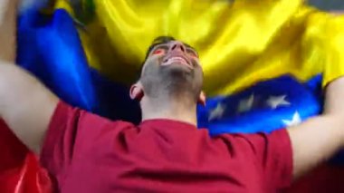 Venezuela'lı adam Venezuela bayrak sallayarak