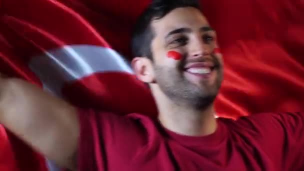 Turco cara celebrando com a bandeira da Turquia — Vídeo de Stock