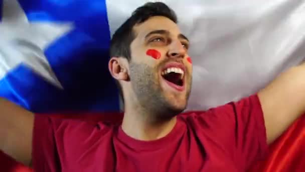 Chilene feiert mit chilenischer Fahne — Stockvideo