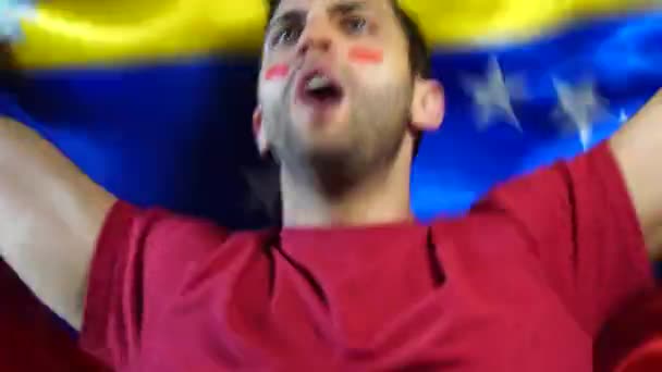 Cara venezuelano acenando bandeira Venezuela — Vídeo de Stock