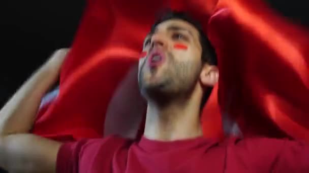 Turkiska kille firar med Turkiet flagga — Stockvideo