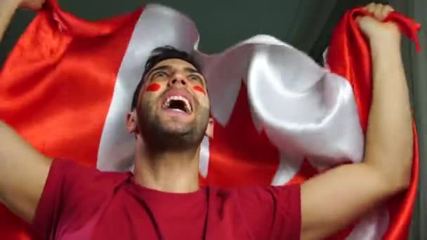 Chico canadiense celebrando con bandera de Canadá — Vídeo de stock