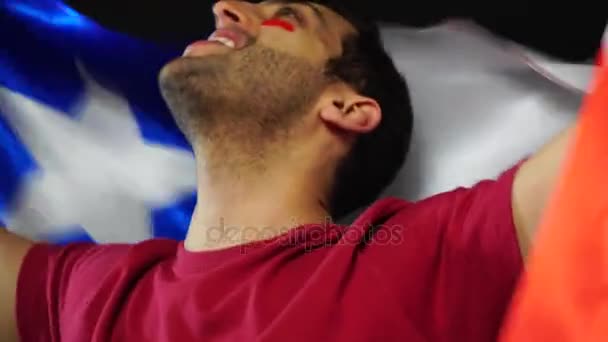 Chilensk kille firar med Chile flagga — Stockvideo