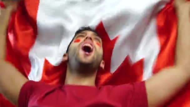 Cara canadense comemorando com bandeira do Canadá — Vídeo de Stock