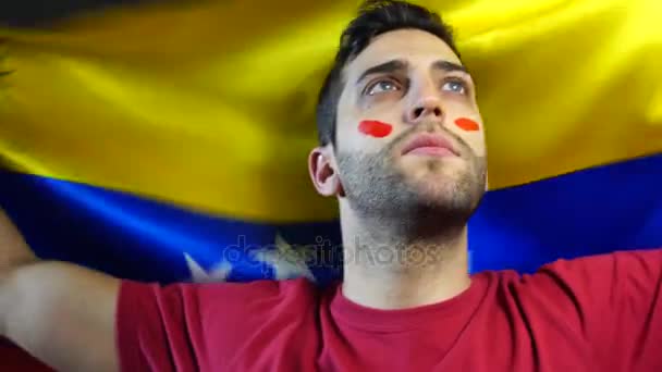 Venezolano ondeando bandera de Venezuela — Vídeos de Stock