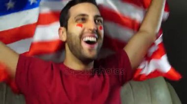 Amerikalı adam ABD bayrak sallayarak