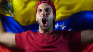 Venezuela'lı adam Venezuela bayrak sallayarak