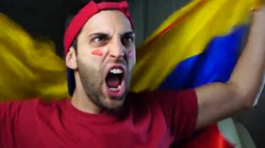 Venezuela'lı adam Venezuela bayrak sallayarak