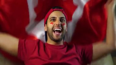 Kanadalı adam Kanada bayrak sallayarak