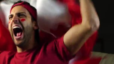 Kanadalı adam Kanada bayrak sallayarak