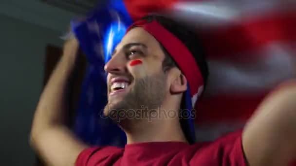 American Guy acenando bandeira dos EUA — Vídeo de Stock