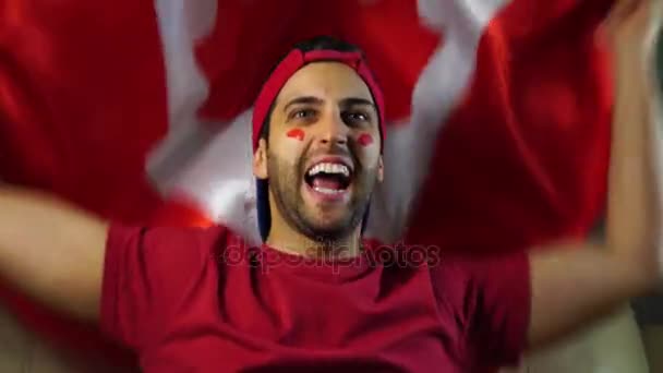 Canadense cara acenando bandeira do Canadá — Vídeo de Stock