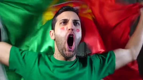 Portugués Guy ondeando bandera de Portugal — Vídeos de Stock