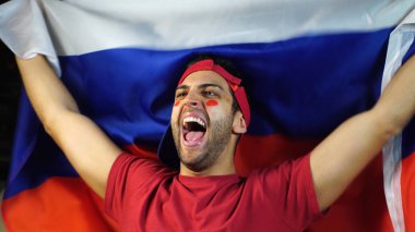 Rus Rusya bayrak sallayarak