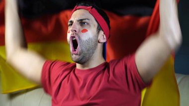 Alman adam Almanya bayrak sallayarak