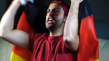 Alman adam Almanya bayrak sallayarak