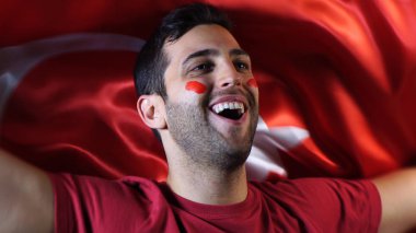 Türk adam Türkiye bayrağı ile kutluyor