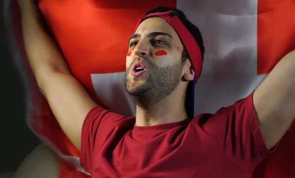 Swiss Guy acenando com a bandeira da Suíça — Fotografia de Stock