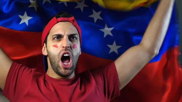 Pria Venezuela melambaikan bendera Venezuela — Stok Foto