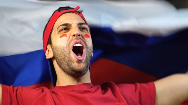 Tipo ruso ondeando bandera de Rusia — Foto de Stock