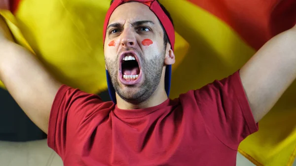 Alemão cara acenando bandeira da Alemanha — Fotografia de Stock