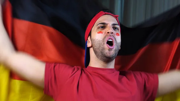 Alemão cara acenando bandeira da Alemanha — Fotografia de Stock