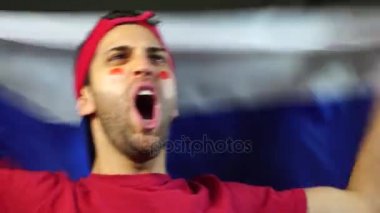 Rus Rusya bayrak sallayarak