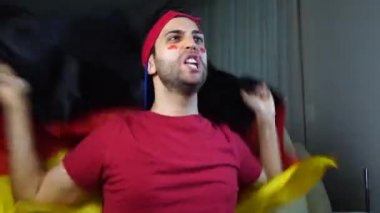 Alman adam Almanya bayrak sallayarak