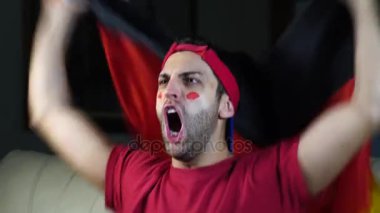 Alman adam Almanya bayrak sallayarak