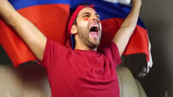 Russischer Kerl schwenkt russische Flagge — Stockvideo