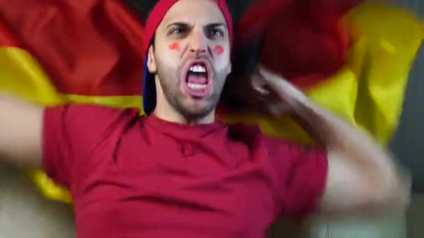 Німецький хлопець розмахуючи прапором Німеччини — стокове відео