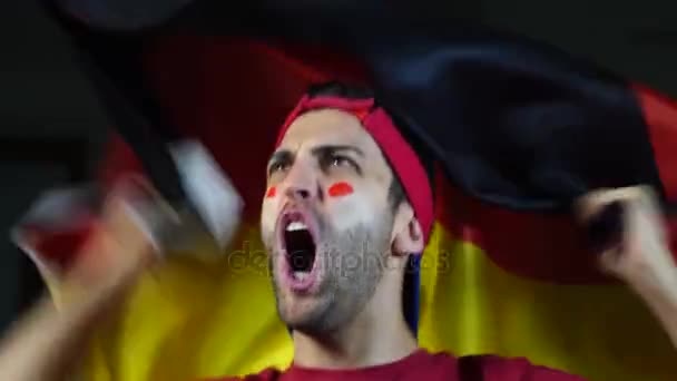 Німецький хлопець розмахуючи прапором Німеччини — стокове відео