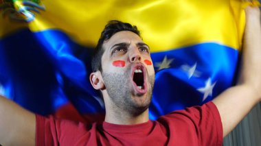 Venezuela'lı adam Venezuela bayrak sallayarak