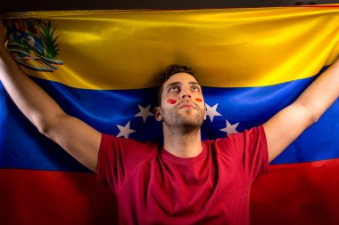 Venezuela'lı adam Venezuela bayrak sallayarak
