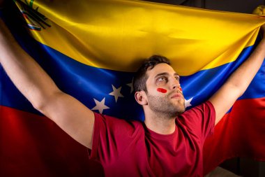 Venezuela'lı adam Venezuela bayrak sallayarak