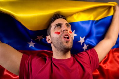 Venezuela'lı adam Venezuela bayrak sallayarak