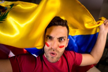 Venezuela'lı adam Venezuela bayrak sallayarak