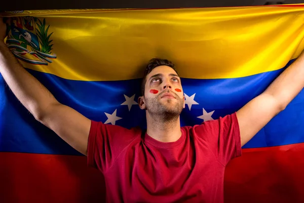 Guy venezuelano sventola bandiera venezuelana — Foto Stock