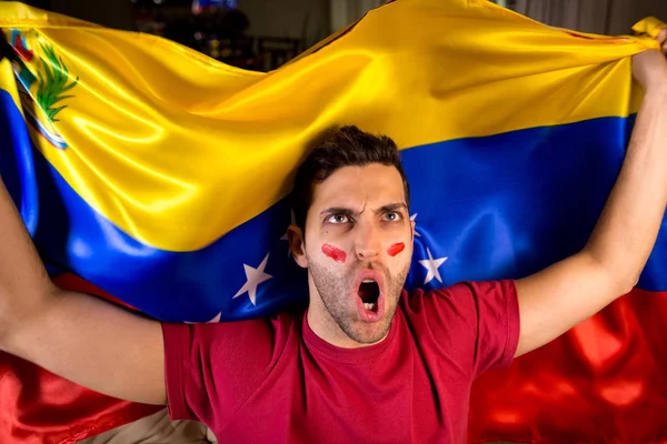 Cara venezuelano acenando bandeira Venezuela — Fotografia de Stock