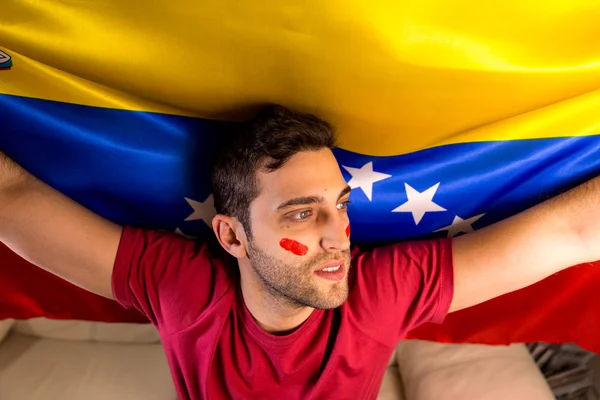 Venezianischer Typ schwenkt venezuelanische Flagge — Stockfoto