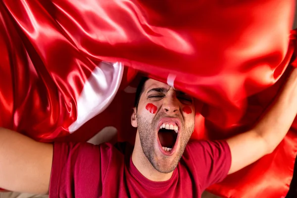 Turco cara celebrando com a bandeira da Turquia — Fotografia de Stock