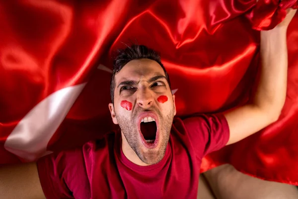Chico turco celebrando con bandera de Turquía — Foto de Stock