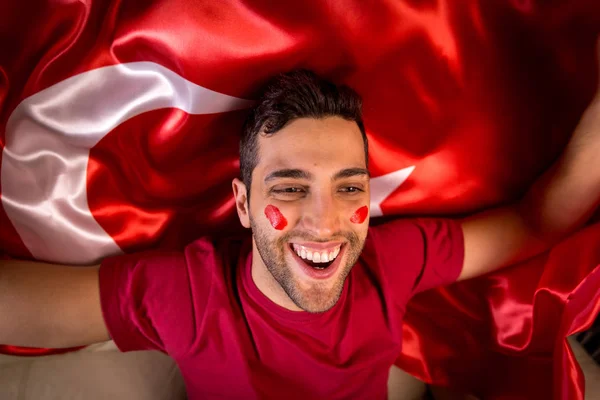 Turkiska kille firar med Turkiet flagga — Stockfoto