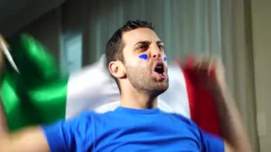 İtalyan adam İtalya bayrağı ile kutluyor