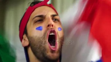İtalyan adam İtalya bayrağı ile kutluyor
