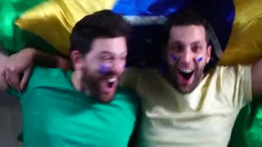 Brezilyalı arkadaşlar Brezilya bayrağı ile kutluyor
